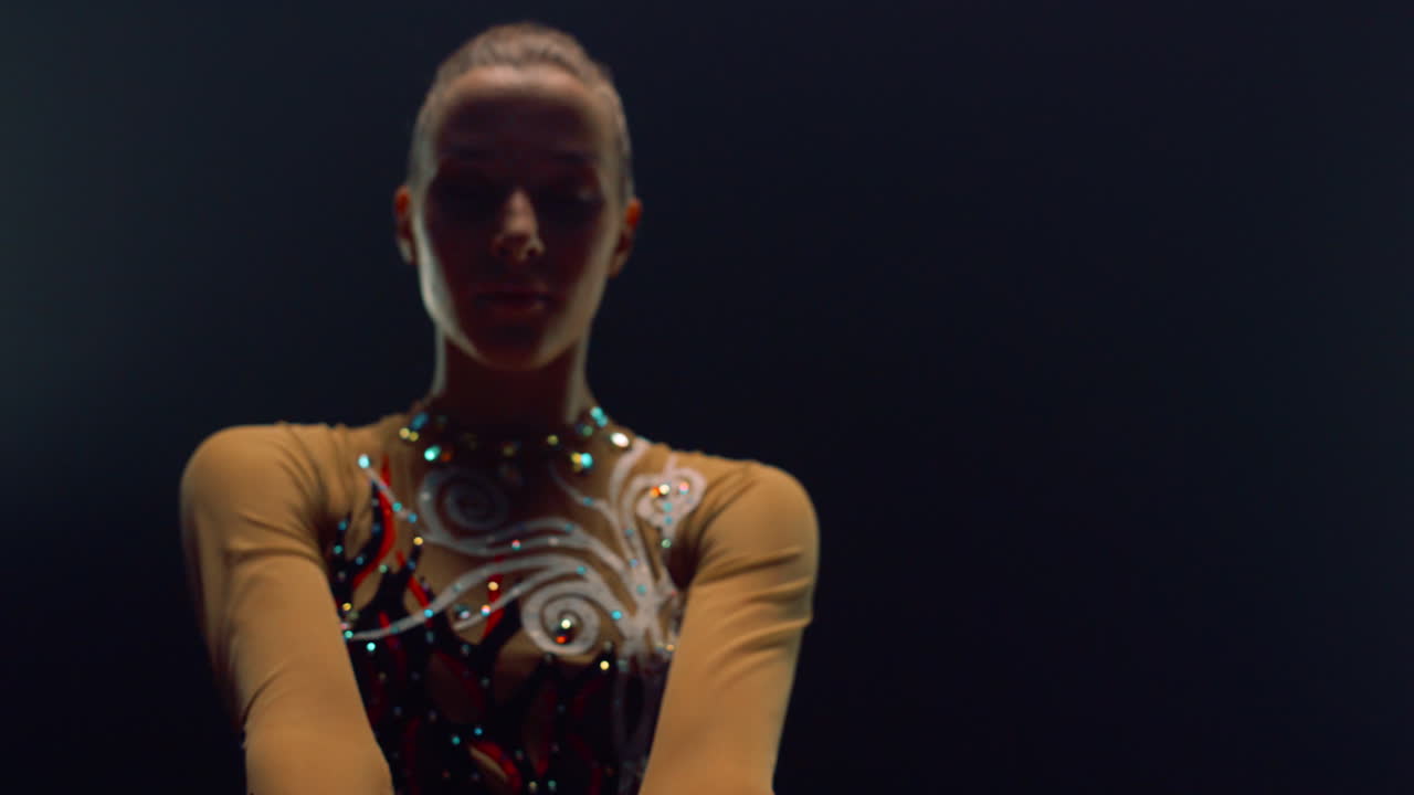 гимнастка бросает красивую гимнастическую палочку. девочка занимается ритмической гимнастикой.