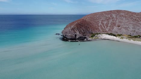 Vista-Panorámica-Aérea-De-La-Playa-Balandra-Con-Relajantes-Aguas-Color-Turquesa-Y-Arena-Blanca-En-Baja-California-Sur,-La-Paz,-México