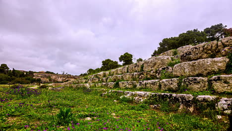 Zeitraffer-Mit-Steinsitzen-Im-Sizilianischen-Griechischen-Theater,-Vorbeiziehende-Wolken