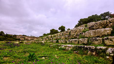 teatro griego siciliano asientos de piedra lapso de tiempo, nubes que pasan