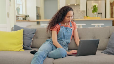 tecnología, mujer escribiendo en su computadora portátil
