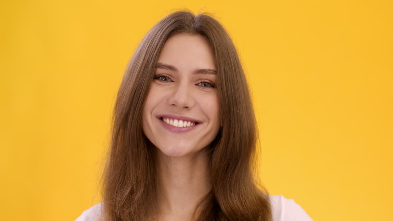 mujer sonriendo y haciendo un gesto telefónico