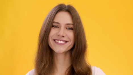 mujer sonriendo y haciendo un gesto telefónico