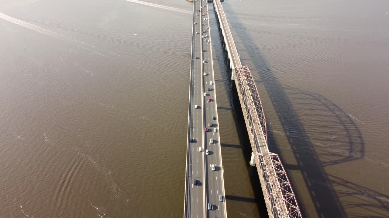 무인 항공기 공중 팬 샷 m1 태평양 고속도로 고속도로 hawkesbury 강 다리 자동차 교통 중앙 해안 hornsby sydney nsw australia 3840x2160 4k