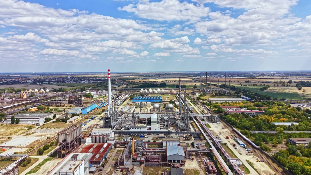 Grande complesso industriale visto dall'alto con varie strutture e macchinari in funzione durante il giorno