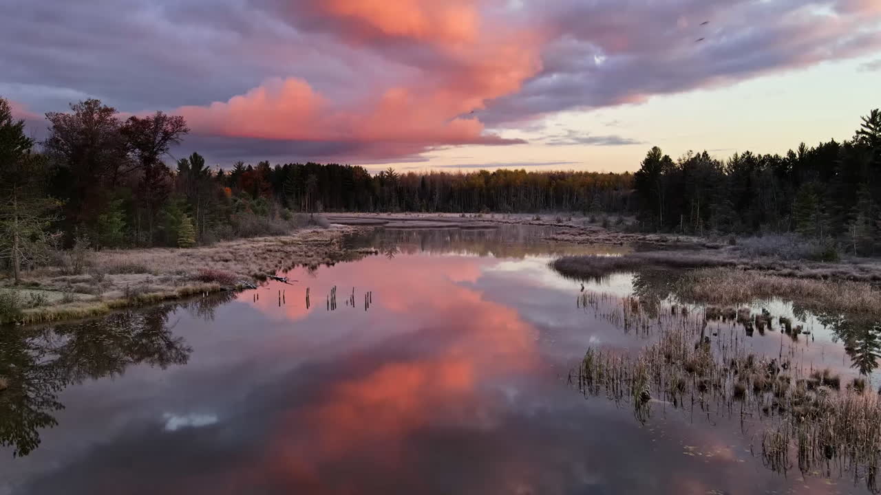 imágenes de drones colores del amanecer que se reflejan en el río