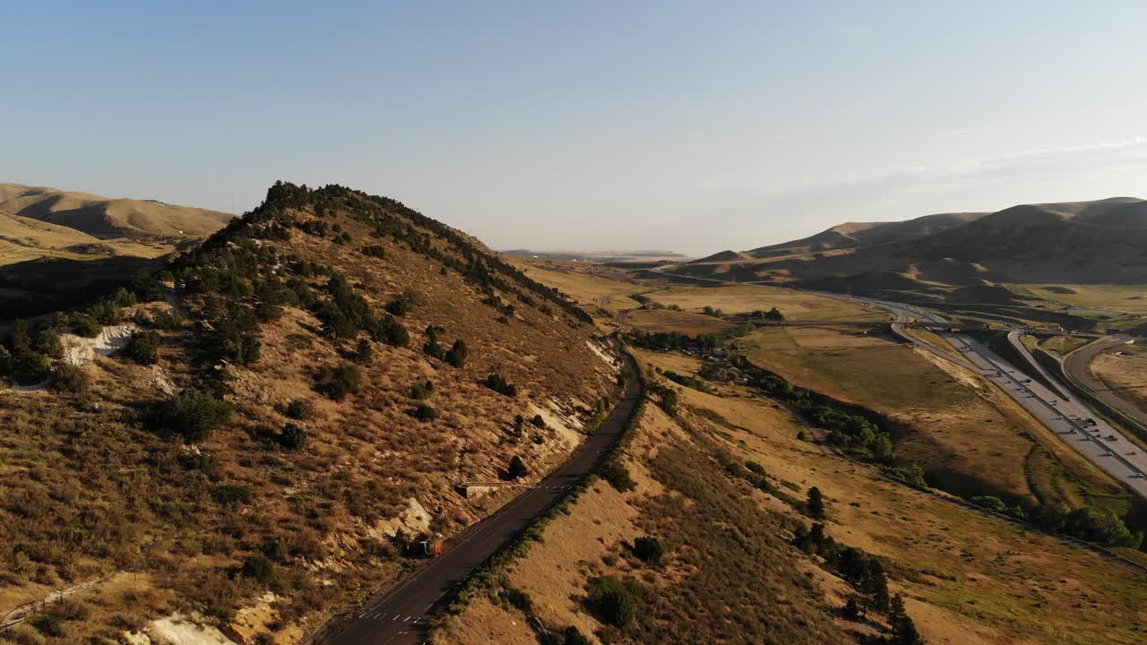un dron matutino sobre la cresta de los dinosaurios, morrison co