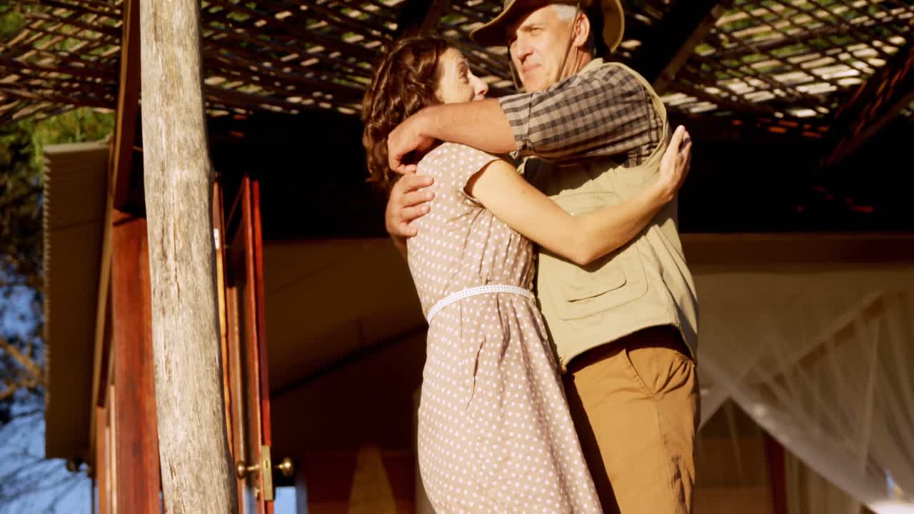 서로  ⁇ 안고 있는 고령 커플 4k