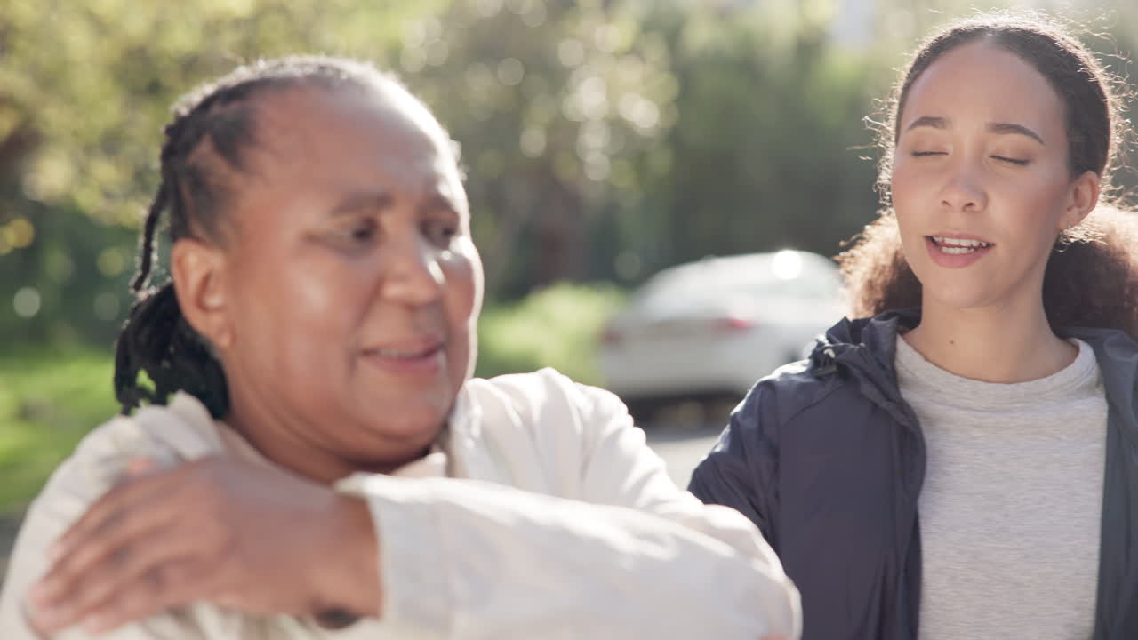 mujer mayor, estiramiento y al aire libre con entrenador