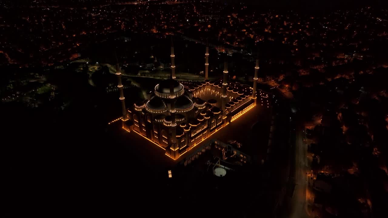 Volo con drone intorno alla Grande Moschea di Camlica, Istanbul, di notte