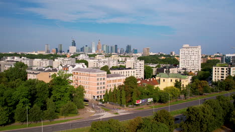 Pfirsichfarbenes-Wohnhaus-Neben-Der-Straße-Mit-Der-Innenstadt-Von-Warschau-Im-Hintergrund