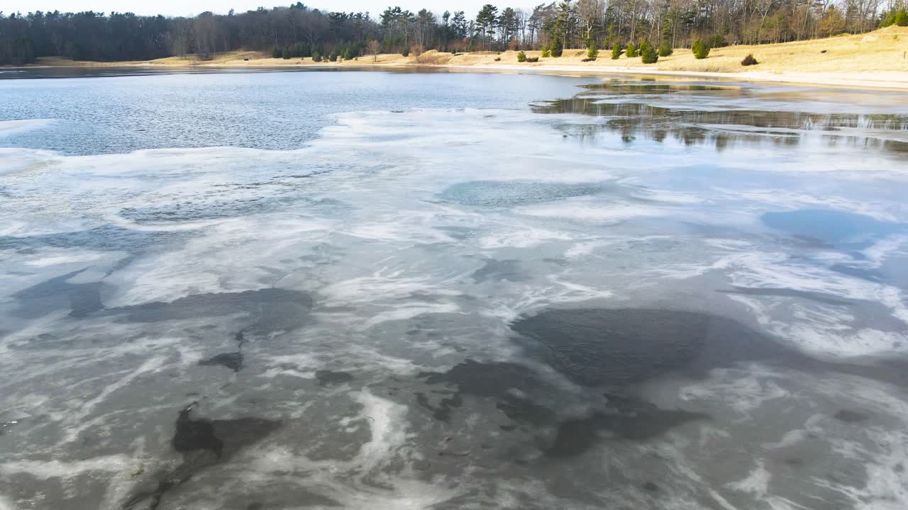 movimiento ascendente de las superficies heladas de un pequeño lago interior al lago michigan