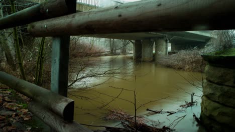 Ein-Zeitraffer-An-Einem-Wintertag-Unter-Einer-Flussbrücke