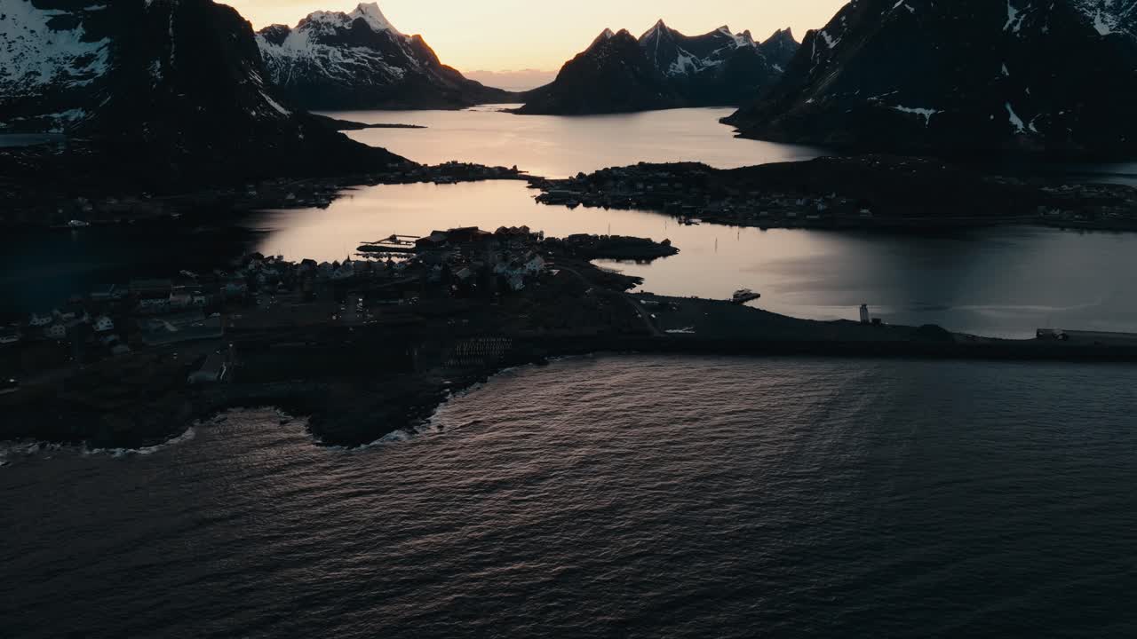 Panorama del villaggio di Reine sull'isola di Moskenesoya, Arcipelago delle Lofoten, Norvegia. Veduta aerea.