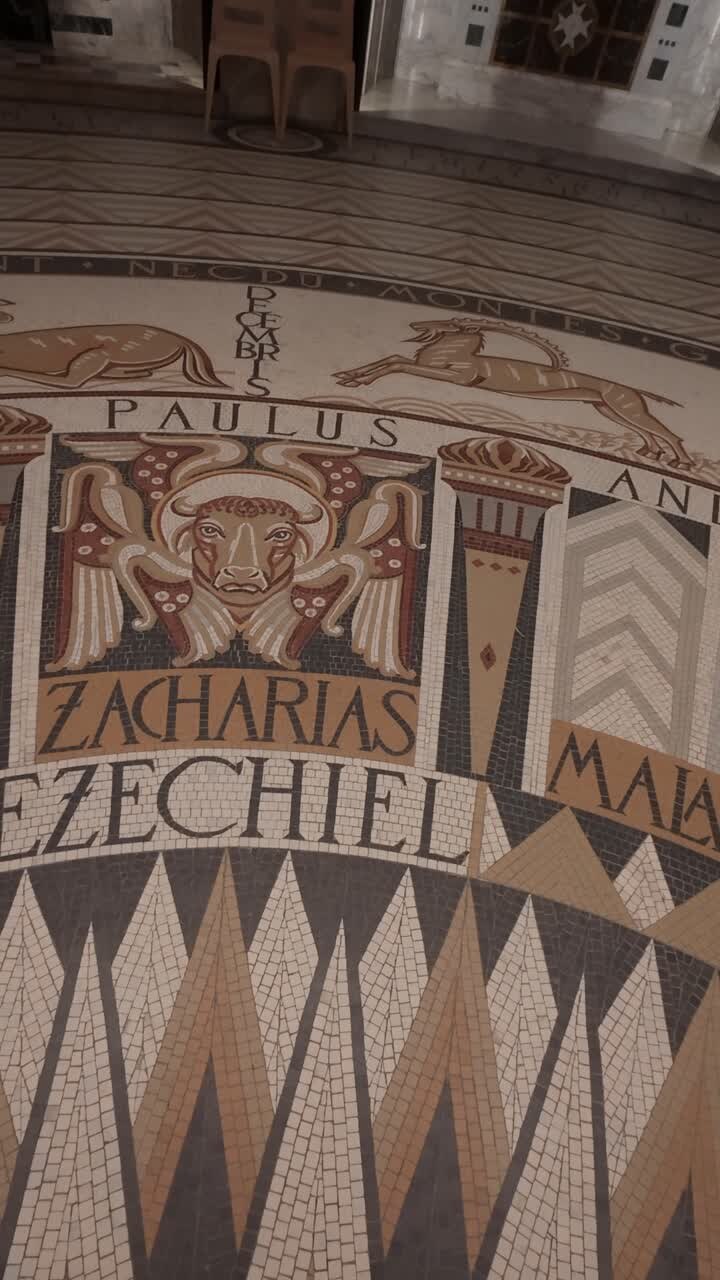 Dettaglio del pavimento a mosaico nell'Abbazia della Dormizione, Gerusalemme. Movimento lento