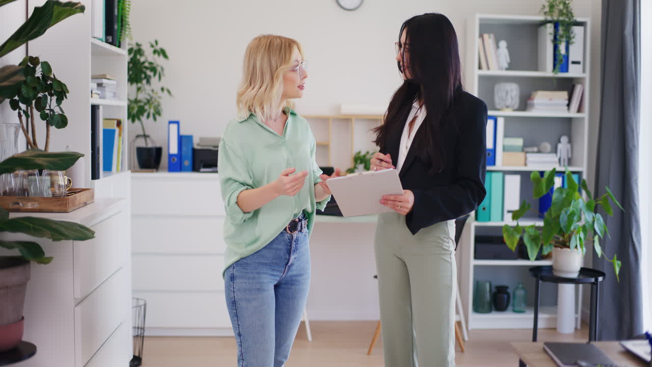 사무실 직원은 프로젝트 아이디어를 상사와 팀 리더에게 제시합니다.