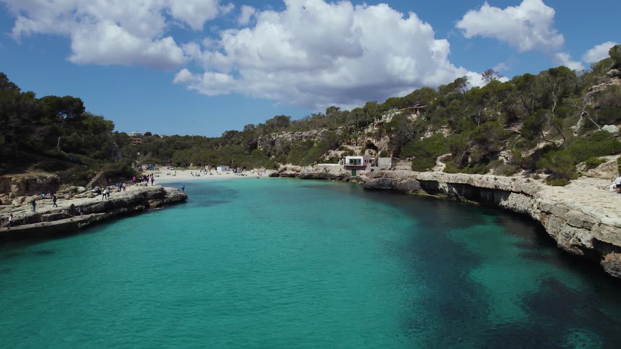 Turisti a Cala Llombards in una soleggiata giornata estiva a Maiorca, Isole Baleari, Spagna