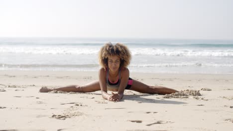 Frau-In-Yogaposition-Am-Strand