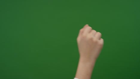 dedo femenino haciendo gestos de deslizamiento en pantalla verde