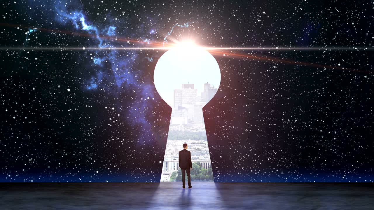 사업가는 무한한 가능성의 열를 발견하고, 남자는 미래의 문구에 서 있습니다.