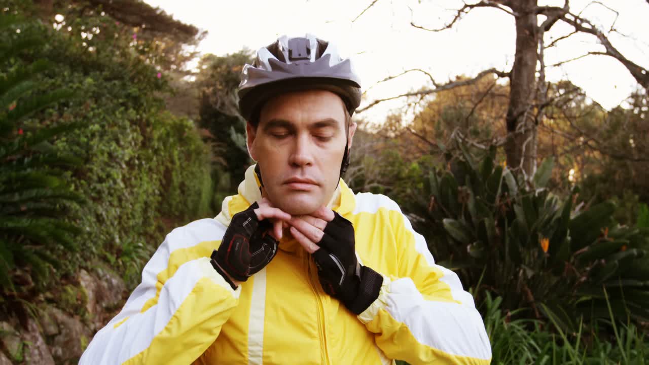 мужчина, катающийся на горном велосипеде в шлеме