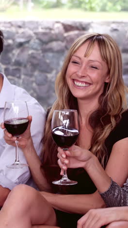 amigos felices brindando con cócteles y vino