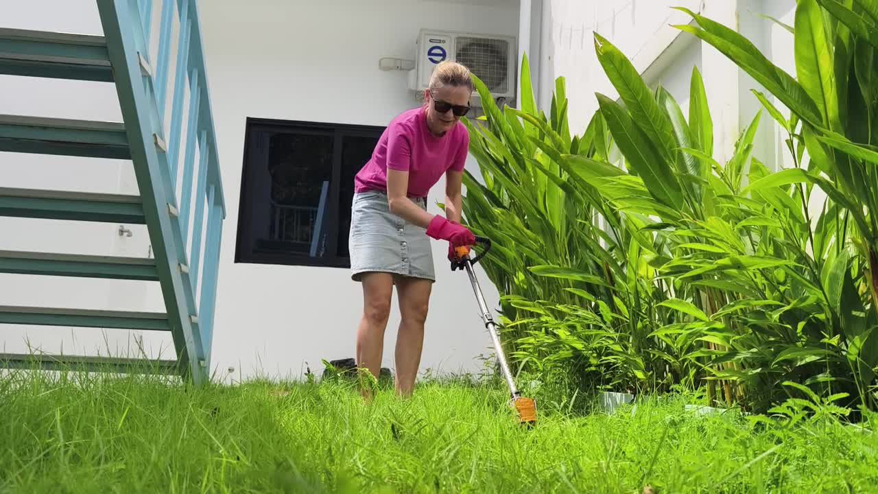 mujer jardinería con un cortador de cuerdas
