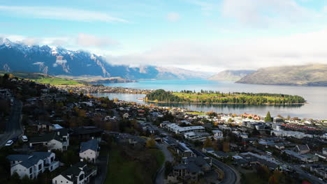 Luftdrohne-Vorwärtsbewegende-Aufnahme-über-Queenstown-In-Neuseeland-Neben-Den-Ufern-Des-Lake-Wakatipu-Auf-Der-Südinsel-Tagsüber