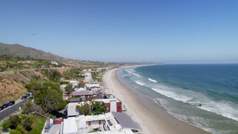 la playa de malibu en verano, aguas azules.