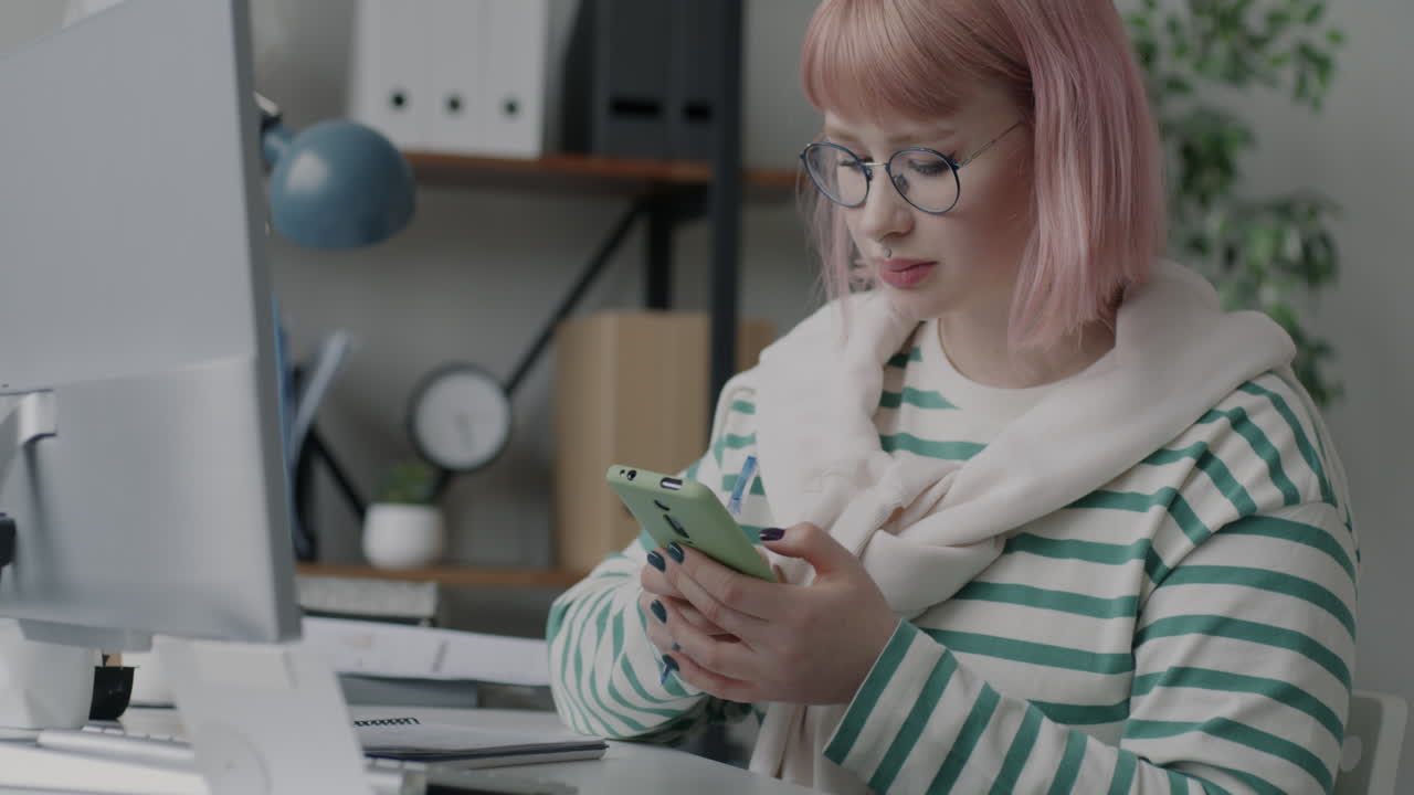 mujer usando teléfono inteligente en la oficina