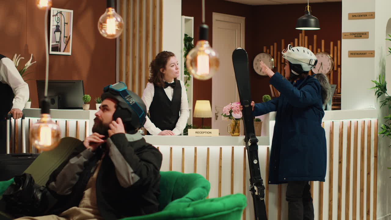 손님에게 길을 알려주는 접수원