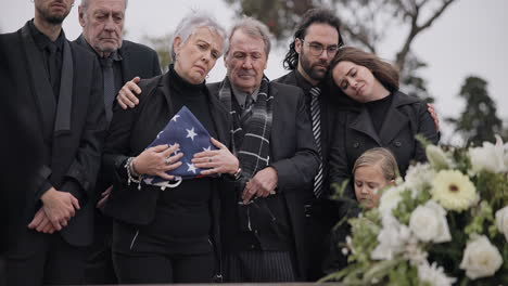 funeral, cementerio y familia triste con el americano