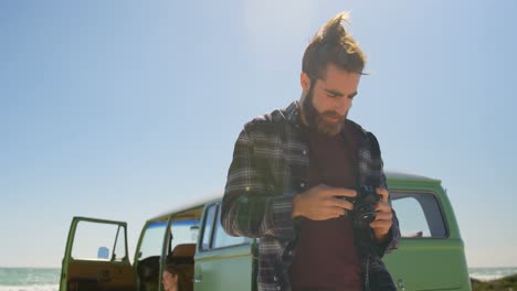 hombre revisando fotos en una cámara digital en un día soleado 4k