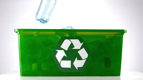 Flasche-Fällt-In-Eine-Grüne-Box