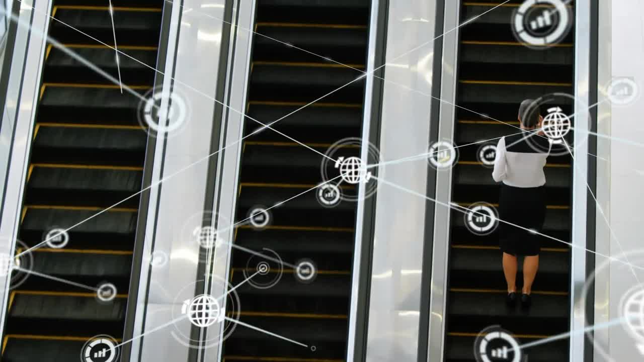 red de iconos digitales contra mujer de negocios hablando en teléfono inteligente en la escalera mecánica en la oficina