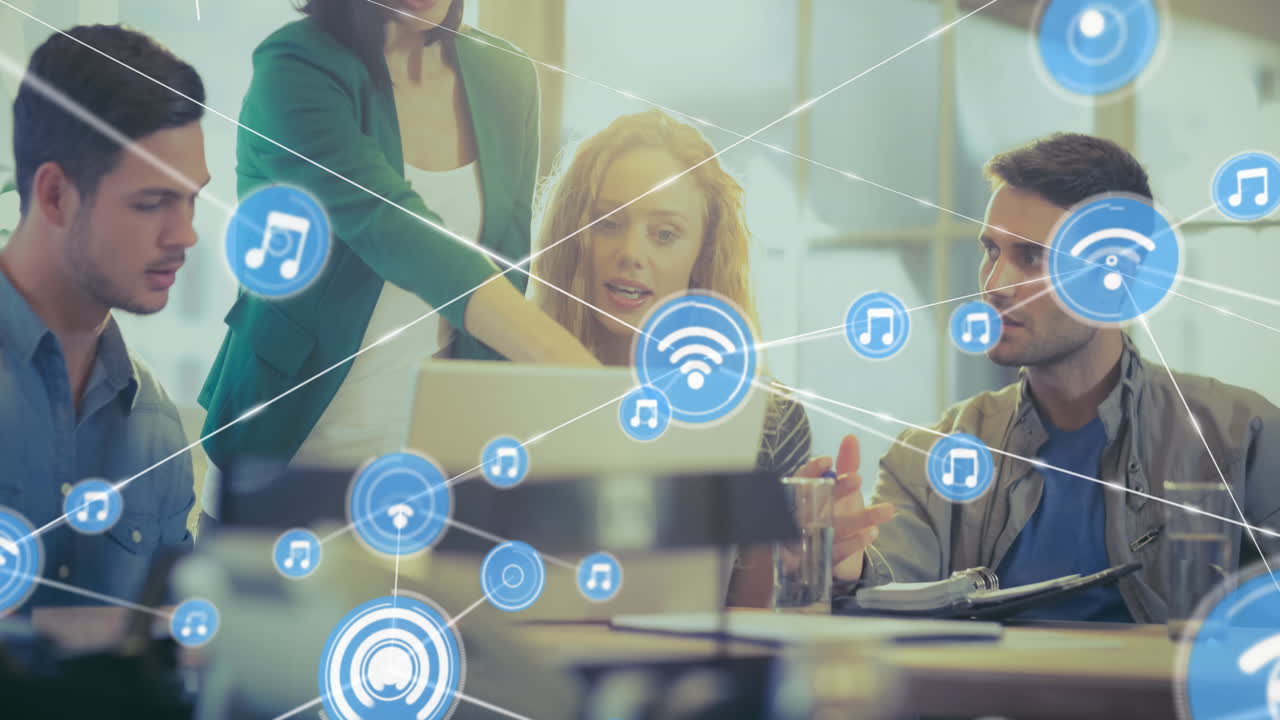 animación de iconos conectados sobre diversos compañeros de trabajo discutiendo informes en la computadora portátil en la oficina