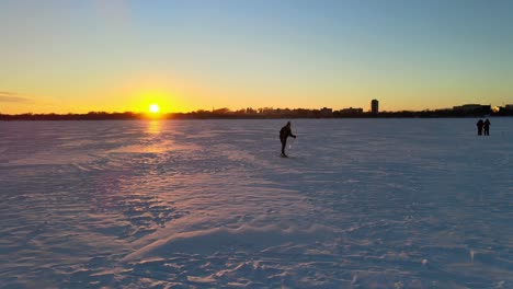 esquiar sobre un lago congelado durante la puesta de sol, minneapolis minnesota deportes de invierno, disfrutar al aire libre, viajar durante el invierno