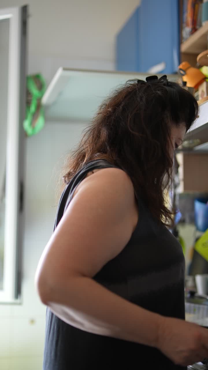 Donna che cucina in cucina