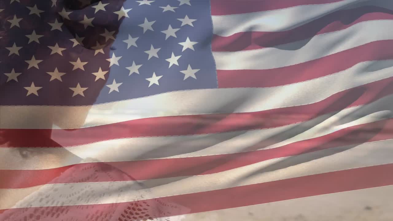 animación de la bandera estadounidense sobre una mujer afroamericana en la playa