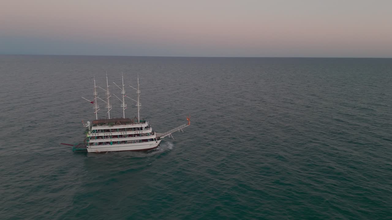 vista aérea barco de vela de varios niveles con mástiles que navega a través del pacífico y tranquilo atardecer del mar mediterráneo