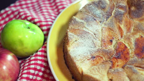 pastel de manzana con una corteza dorada y azúcar en polvo. decoración de pastel de manzana