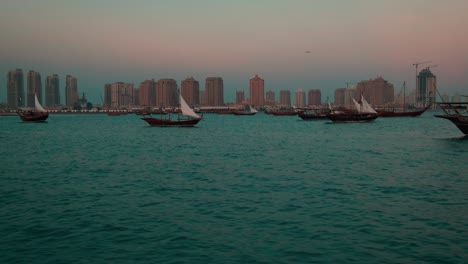 dows con bandera de qatar en el golfo árabe al atardecer