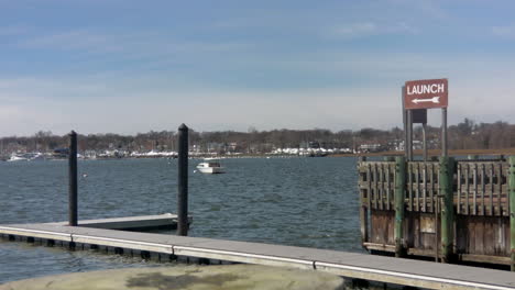 Sign-that-indicates-where-boats-can-LAUNCH-in-harbor