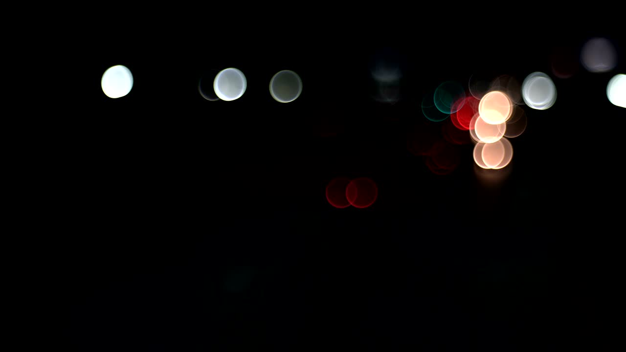 el tráfico de automóviles desenfocado y borroso en la calle de bangkok por la noche, alto ruido y hermoso bokeh.