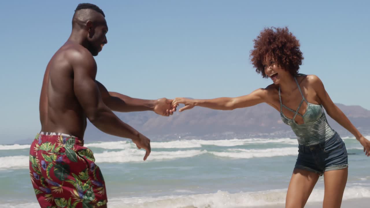 ⁇ 빛 아래 해변에서 함께 춤을 추는 커플 4k