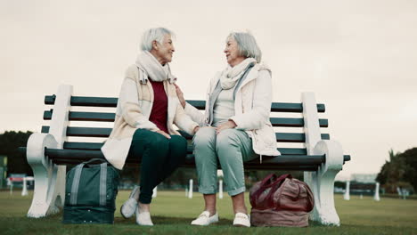 Mujeres,-Bancos-O-Ancianos-Hablando-En-El-Parque.