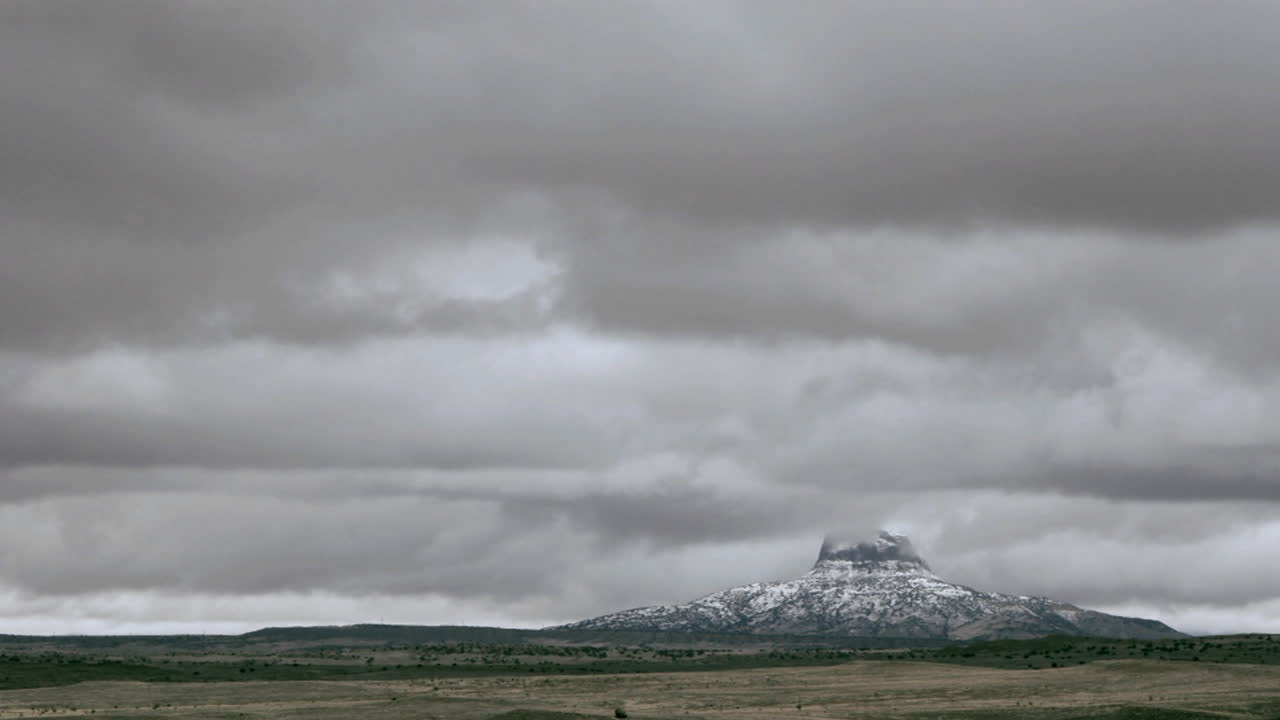 초원 위의 산 위로 구름이 지나간다