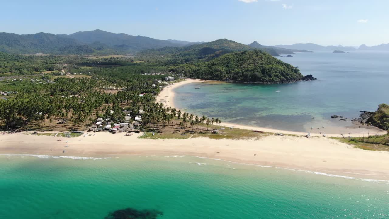 Riprese aeree della costa con spiaggia e giungla.