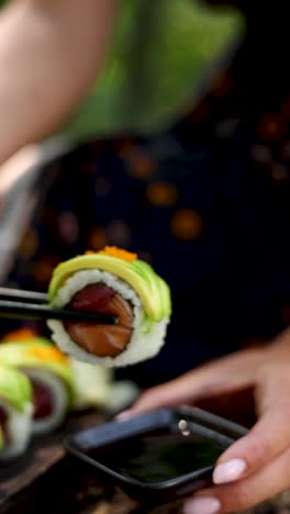 mujer comiendo sushi al aire libre