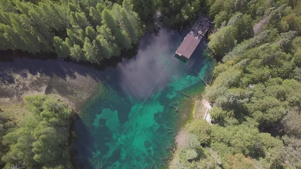 Ripresa aerea con drone sulle acque cristalline di Kitch-iti-kipi, la grande sorgente, nel Palms Book State Park, Michigan